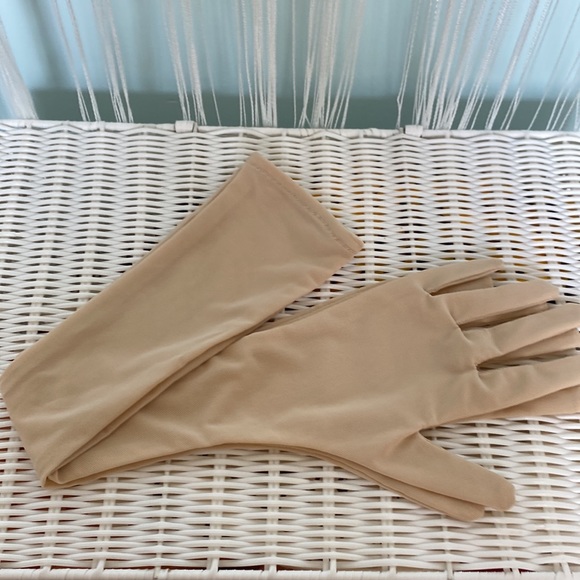 Bella Barnett Nude Sheer Mesh Elbow Gloves NWOT - Picture 15 of 15